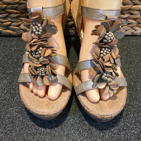 B.O.C. Cork Wedges w/ Floral Detail - Picture 3 of 14